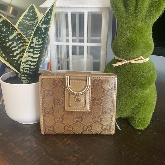 Gucci Handbags - Gold Gucci bifold wallet ⭐️